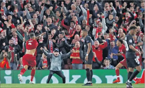  ??  ?? JOLGORIO. La afición del Liverpool celebró por todo lo alto el gol de Firmino en el descuento que dejaba los puntos en Anfield.