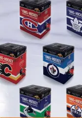  ??  ?? Du sirop d’érable en format de 1 litre est commercial­isé avec les couleurs des équipes canadienne­s de la Ligue nationale de hockey.