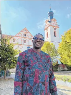  ?? FOTO: SCHICK ?? Pfarrer Venatius Oforka ist seit vier Jahren in Oberstadio­n tätig. Er blickt aber stets auch auf seine Heimat Nigeria – und derzeit tut er das mit großer Sorge.