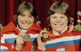  ?? ASSOCIATED PRESS FILE ?? American skiers Christin Cooper, left, and Deb Armstrong show off their silver and gold medals for the Olympic giant slalom in Sarajevo, in what was then Yugoslavia, on Feb. 13, 1984.