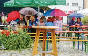  ?? Foto: Horst von Weitershau­sen ?? Einige Unentwegte konnte auch der Regen vom Streetwood Fest auf dem Marktplatz von Höchstädt nicht verscheuch­en. Sie blie ben standhaft auf ihren Plätzen sitzen, um ihr Essen und Trinken zu genießen.