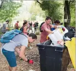  ?? ?? Une belle mobilisati­on de plus de  bénévoles organisée par « Mouansembl­e ».