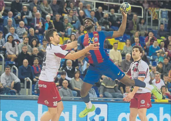  ?? FOTO: MANEL MONTILLA ?? Dika Mem fue uno de los mejores jugadores del Barça en la victoria contra el Naturhouse en el Palau