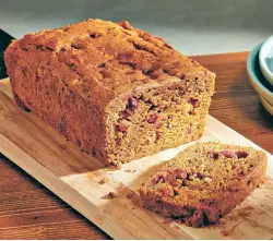  ?? TOM MCCORKLE/FOR THE WASHINGTON POST ?? Sweet potato bread with dates and cranberrie­s.