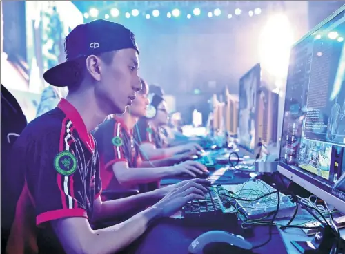  ?? LYU BIN / FOR CHINA DAILY ?? Four teams compete at the Internatio­nal Esports Tournament in Yiwu, Zhejiang province, on April 27.