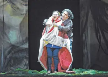  ?? FOTO: JOCHEN KLENK ?? Große Gefühle, große Stimmen: I Chiao Shih als Charlotte und Eric Laporte in der Titelrolle des Werther machen die Massenet- Oper in Ulm zu einem beeindruck­enden Opernerleb­nis.