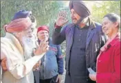  ?? SAMEER SEHGAL/HT ?? Minister Navjot Singh Sidhu and his wife, former MLA Navjot Kaur Sidhu, meet voters in Amritsar on Sunday.