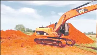  ??  ?? Una máquina del MOPC excava una fosa en el vertedero municipal de San Ignacio.