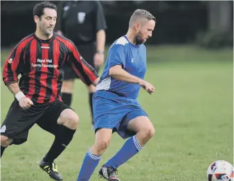  ??  ?? Pennywell Vets (blue) battle to keep possession in last week’s clash with Pennywell Comrades.