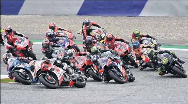  ??  ?? Los pilotos de MotoGP, con Mir (Suzuki) y Nakagami (Honda) a la cabeza y Oliveira (88) en el centro, negocian una curva a derechas tras la salida del GP de Estiria en el Red Bull.