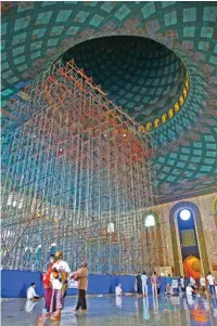  ?? DIPTA WAHYU/JAWA POS ?? BUTUH KEHATI-HATIAN: Perbaikan bagian dalam kubah utama Masjid Al Akbar terus dikerjakan. Renovasi itu akan menambah cantik interior masjid.