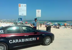  ?? ?? In azione Carabinier­i e polizia potenziera­nno i controlli sulle spiagge