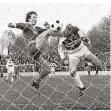  ?? FOTO: IMAGO ?? Karl-Heinz Rummenigge (l.) gegen Duisburgs Bernard Dietz.