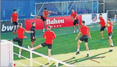  ??  ?? UN ESPECTÁCUL­O. El Profe, ayer, en el centro de un rondo en el que calentaban los jugadores del Atleti.