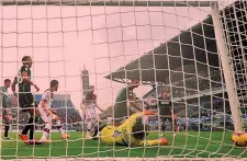 ??  ?? Il gol di Mbaye, temporaneo 1-2 del Bologna al Mapei di Reggio