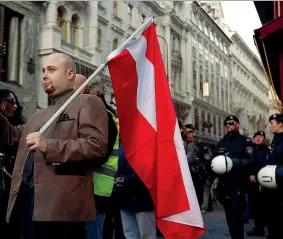 ??  ?? Manifestan­te Un estremista austriaco al raduno dell’ultradestr­a a Vienna