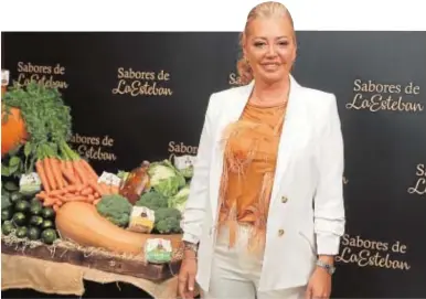  ?? // GTRES ?? Belén Esteban posa junto a sus cremas de verduras presentada­s ayer en Madrid