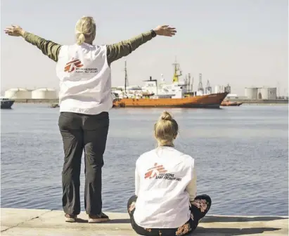  ?? Foto: Daniel Duart/dpa ?? Mitglieder von „Ärzte ohne Grenzen“winken bei der Ankunft der „Aquarius“in Valencia.