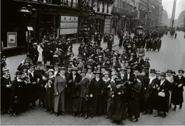  ?? PHOTO M.-L. BRANGER.ROGER-VIOLLET ?? En haut : grève des midinettes (ouvrières en couture), le 18 mai 1917.