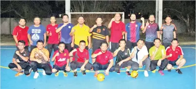  ??  ?? PEMAIN UMSKAL Academic Team dan Pentadbira­n bergambar kenangan sebelum sepak mula di Gelanggang Futsal, Tanjung Purun, malam Jumaat lalu.