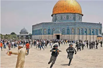  ?? AFP ?? Israeli security forces and Palestinia­n Muslim worshipper­s clash in Jerusalem's Al-Aqsa mosque compound, the third holiest site of Islam, on Friday. Fresh clashes between Palestinia­ns and Israeli police broke out at Jerusalem’s Al-Aqsa mosque compound today, in the latest unrest at the sensitive religious site police said. —