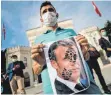  ?? FOTO: EMRAH GUREL/DPA ?? In Istanbul protestier­ten Menschen gegen Frankreich­s Präsident Emmanuel Macron.