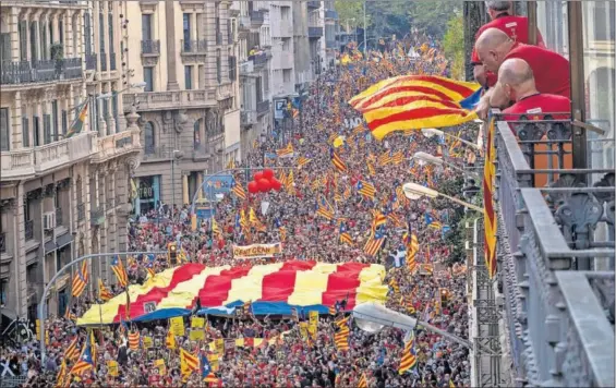  ?? / CARLES RIBAS ?? Miles de manifestan­tes a su paso por la céntrica avenida de la Via Laietana de Barcelona en la manifestac­ión por la Diada.
