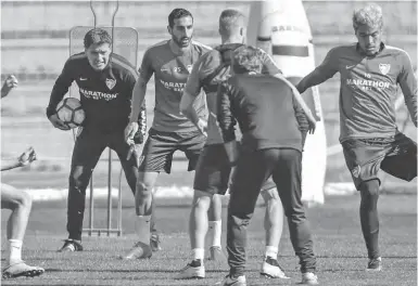  ?? Foto: FC Málaga ?? Trainer Míchel und seine Spieler beim intensiven Training.