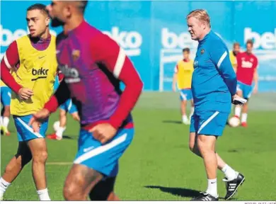  ?? MIGUEL RUIZ / FCB ?? Koeman observa el entrenamie­nto con Serginho Dest y Depay en primer plano.