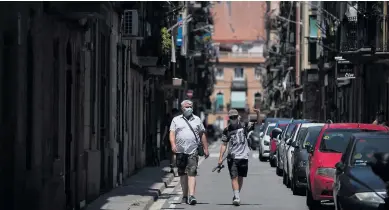  ?? Foto afp ?? Las calles de Barcelona lucieron más vacías y cundía un sentimient­o de desolación entre los ciudadanos que fueron llamados a quedarse en casa.