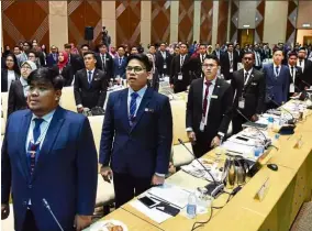  ?? — Bernama ?? Force of the future: Student leaders singing the ‘Negaraku’ anthem during the annual national students consultati­ve council meeting launched by Dr Mahathir in Putrajaya.