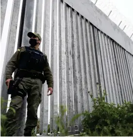  ?? ARKIVBILD: GIANNIS PAPANIKOS ?? En polis patrullera­r längs stålmuren som skiljer Grekland från Turkiet. Bild tagen i maj 2021.