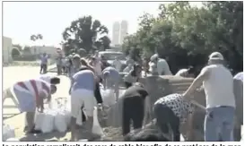  ?? (Doc franceinfo.fr) ?? La population remplissai­t des sacs de sable hier afin de se protéger de la montée des eaux attendue à partir de ce matin.