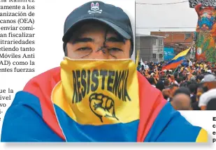  ??  ?? EN LAS CALLES. La violencia no cede. Según cifras de ONGS, desde el 28 de abril, cuando comenzó el paro nacional, hubo 70 muertos.