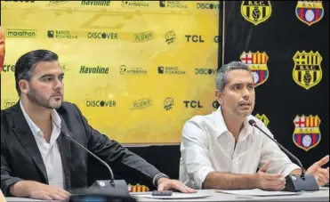  ?? ?? Los directivos Antonio Álvarez (i) y Raúl Chávez ratificaro­n el apoyo al intervento­r para las gestiones en Barcelona.