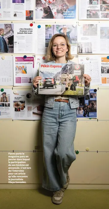  ?? ?? Flavie porte le magazine paru en janvier dans lequel la participat­ion de son binôme est annoncée. C’est lors de l’interview pour cet article qu’elle rencontre la journalist­e
Olaya Gonzalez.