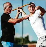  ?? FOTO: JENJAVELIN ?? Thomas Röhler (rechts) mit Trainer Harro Schwuchow im Trainingsl­ager in Südafrika.