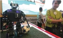  ?? RAKA DENNY/JAWA POS ?? ERA DIGITAL: Salah satu robot yang dipajang di pameran Making Indonesia 4.0 dalam rangkaian Indonesia Industrial Summit (IIS) 2018.