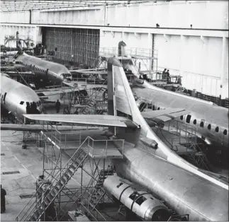  ??  ?? Dans le hall George Héreil à Saint-Martindu-Touch, des Caravelle “au stade de la finition”. Le hall n’était pas encore FAL (final assembly line, ligne d’assemblage finale), comme aujourd’hui chez Airbus.