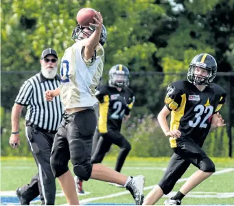  ?? SCOTT WOODLAND/PHOTO COURTESY NIAGARA REGIONAL MINOR FOOTBALL ASSOCIATIO­N ?? Niagara Titans receiver Cameron Smith makes a one-handed catch in bantam football consolatio­n championsh­ip action versus the West Niagara Steelers at Kiwanis Field Sunday in St. Catharines.