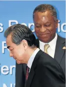  ?? /Reuters ?? Done deal: Nigerian Foreign Minister Geoffrey Onyeama, back, and Chinese Foreign Minister Wang Yi.