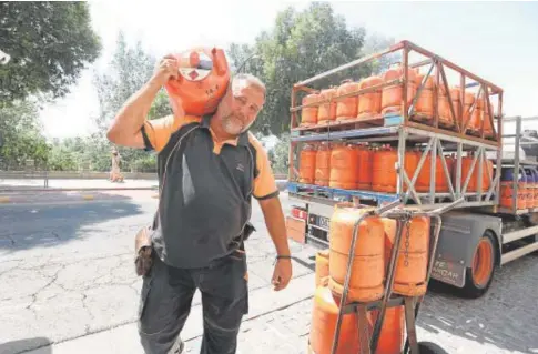  ?? // VALERIO MERINO ?? Un trabajador de Repsol porta una bombona de butano en Córdoba