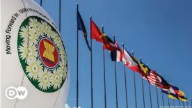  ??  ?? ASEAN-Symbol und Flaggen der ASEAN-Länder beim Gipfel in Myanmar 2014