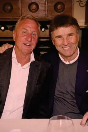  ?? ?? Un’amicizia nata con un’intervista parallela per La Vanguardia
Brunello Cucinelli, 70 anni, con il campione olandese Johan Cruijff, scomparso nel marzo del 2016