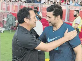  ?? FOTO: PERE PUNTÍ ?? Eusebio Sacristán, charlando con Mauricio Pochettino en la previa del partido