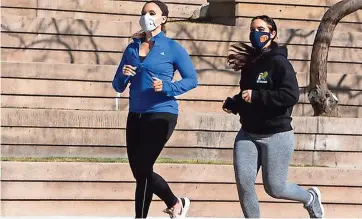  ??  ?? Las hermanas Josey, izquierda, y Christina Pickett, ambas empleadas de UTEP, se están entrenando para el triatlón del 24 de abril