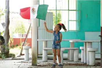  ??  ?? La pequeña de seis años es alumna de la primaria Ignacio Zaragoza, que resultó con daño parcial y que aún no regresar a clases porque espera que Protección Civil entregue el dictamen de las condicione­s del plantel.