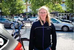  ?? Bild: KALLE PETTERSSON ?? TÄNKER TILL. Ulrica Fredriksso­n låter bli att svara när hon kör bil. Vid längre sträckor stannar hon bilen om hon måste svara.