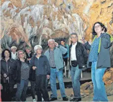  ??  ?? Diplom-Geologin Iris Bohnacker vom Geopark (rechts) führt die Besuchergr­uppen durch den Hohle Fels.