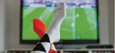  ?? Foto: Rolf Vennenbern­d, dpa ?? Manche Leute freuen sich aufs Fußballguc­ken bei der WM. Andere wollen dieses Jahr aus Protest den Fernseher auslassen.